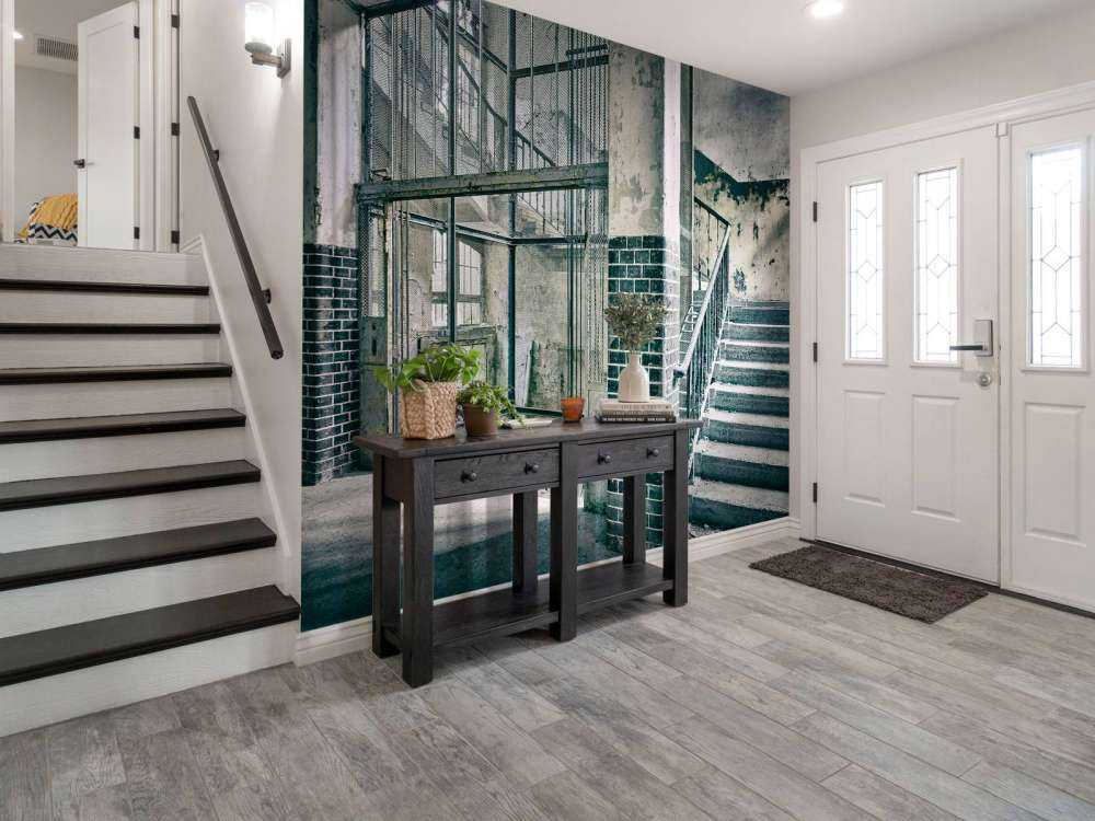 Alte Treppe und Aufzugsschacht