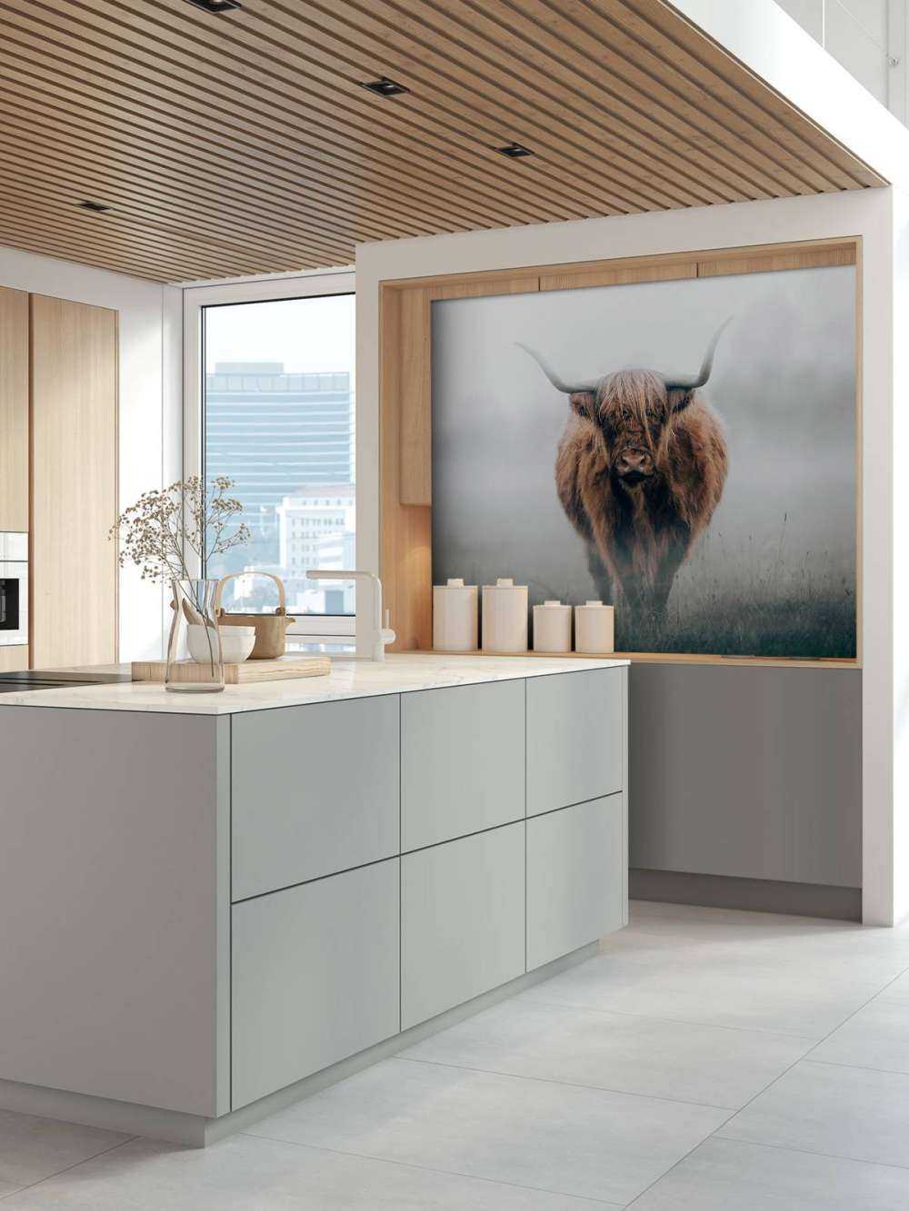 Schottischer Hochländer im dichten Nebel