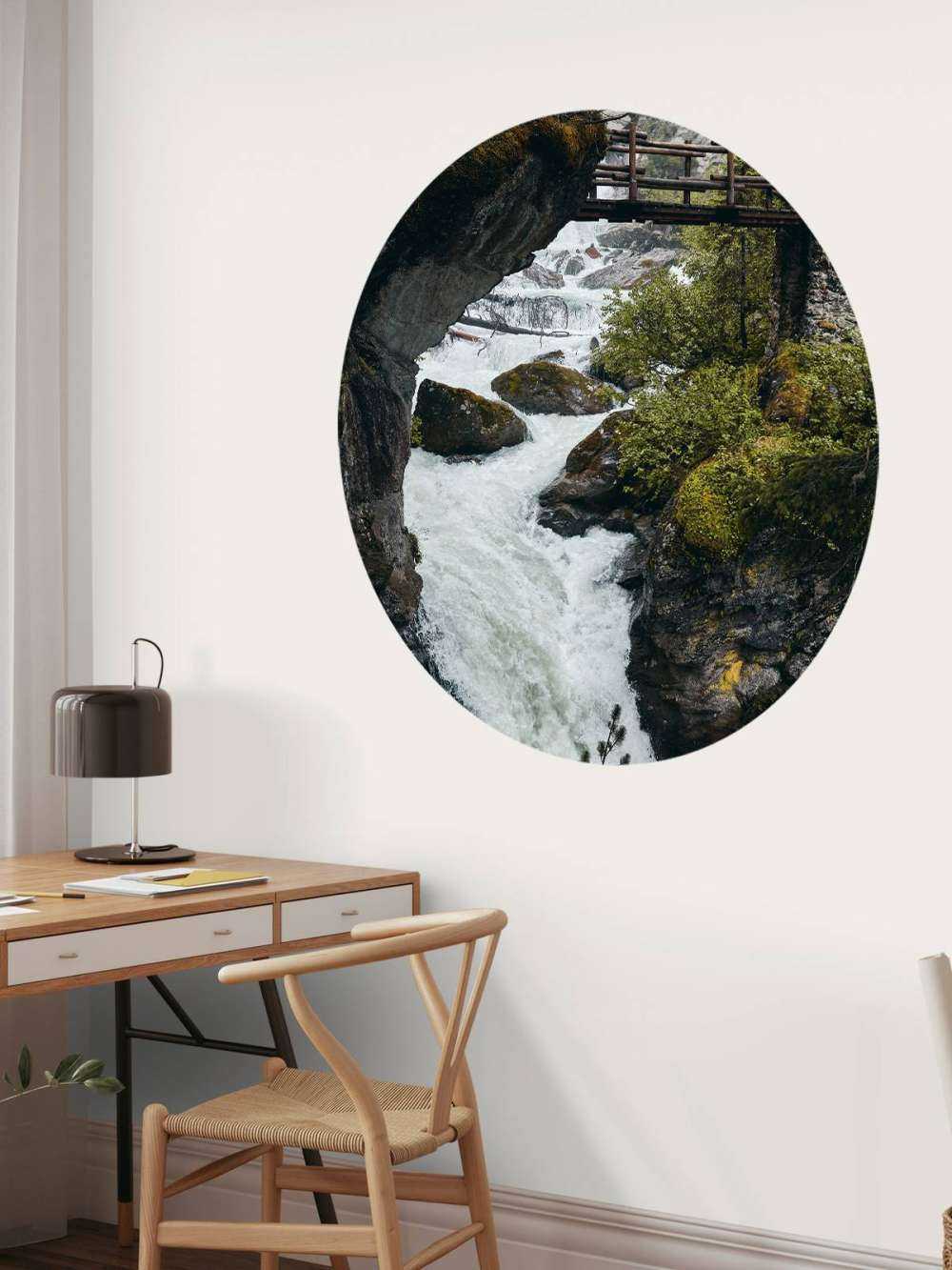 Brücke an einem Wasserfall