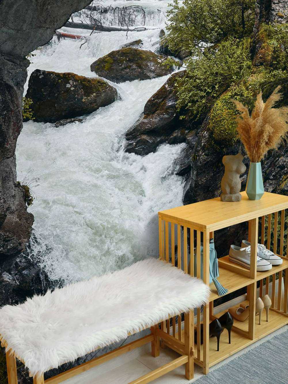 Brücke an einem Wasserfall