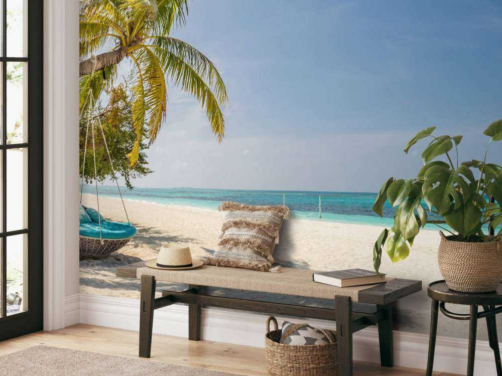 Tropischer Strand mit Schaukel