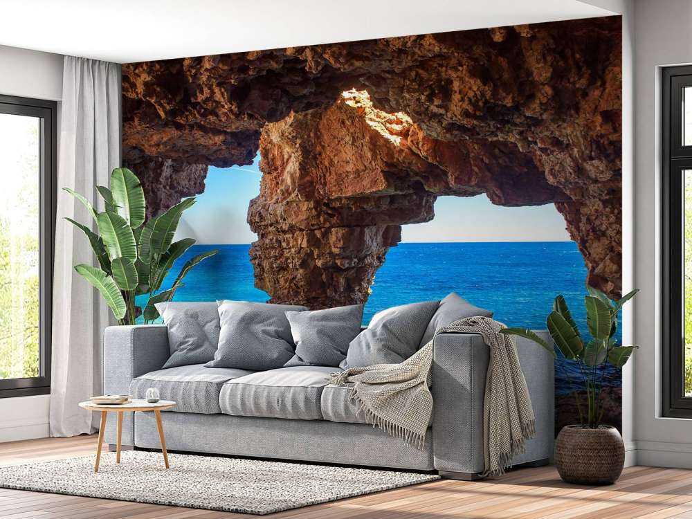 Höhle über dem Meer