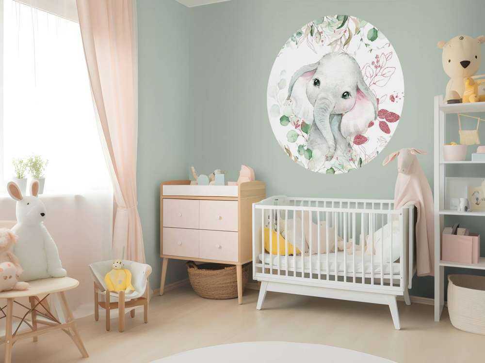 Elefantenbaby mit Minze und rosa Blättern