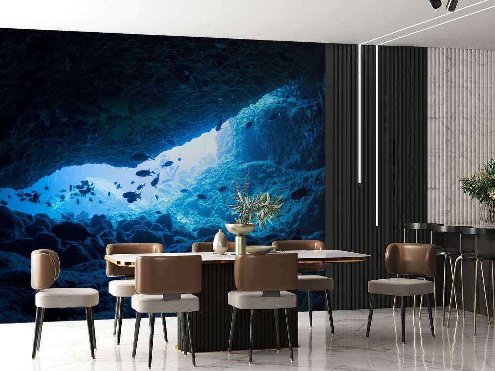 Enge Höhle mit Fischen