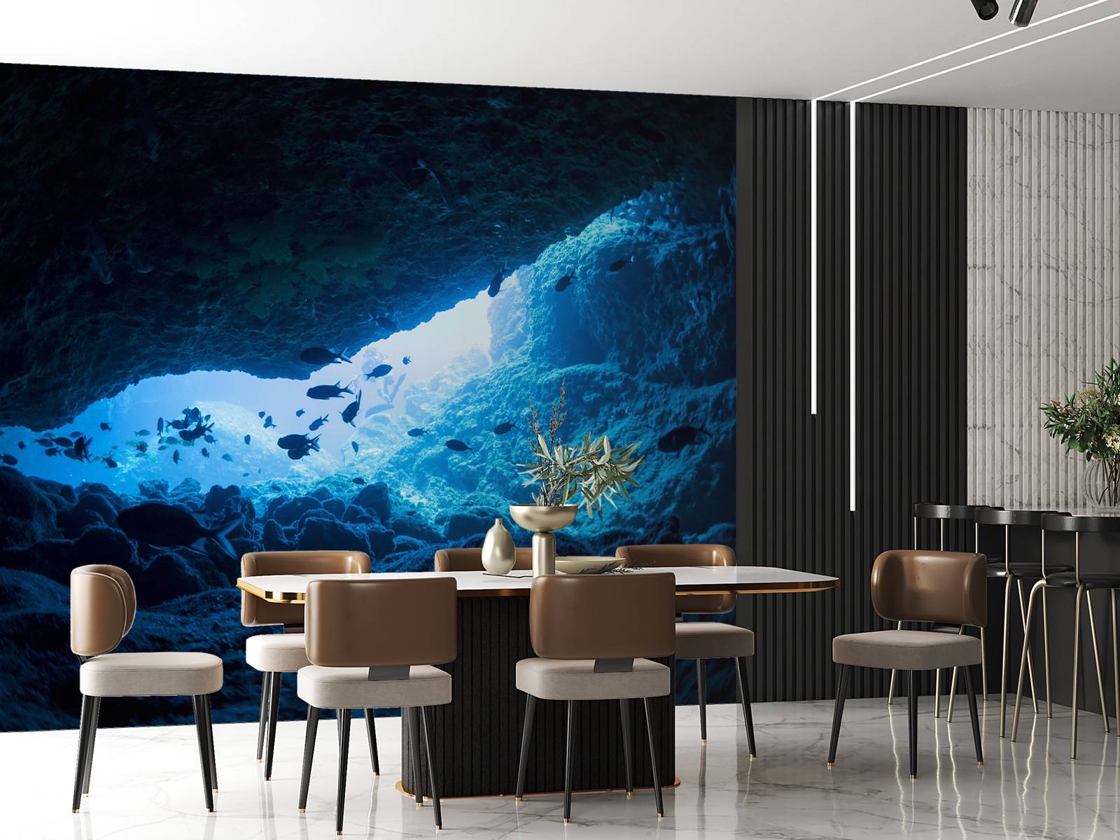 Enge Höhle mit Fischen