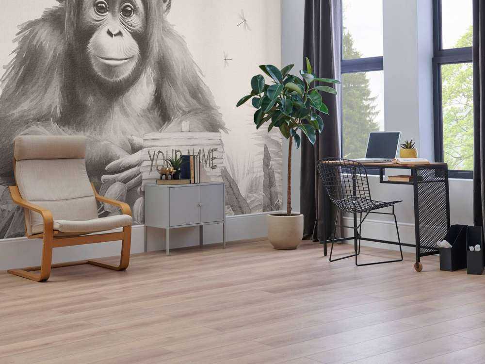 Orang-Utan-Baby im Dschungel beige