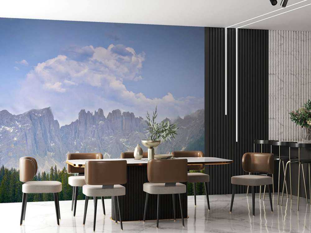 Berge mit Bäumen und Wolken