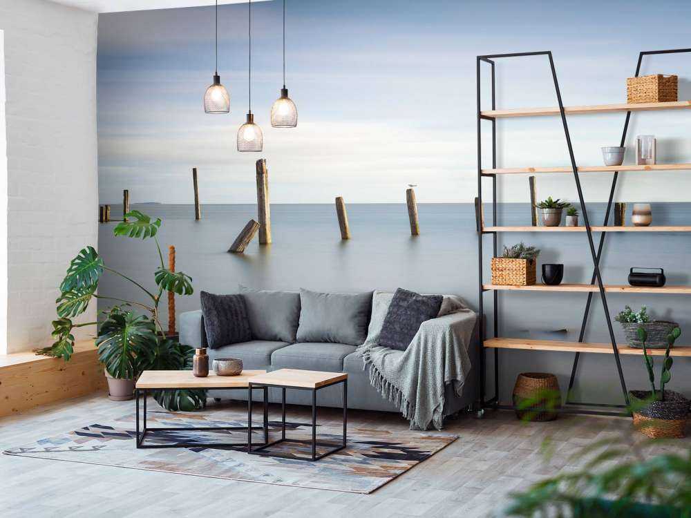 Alte Holzpfähle im Meer