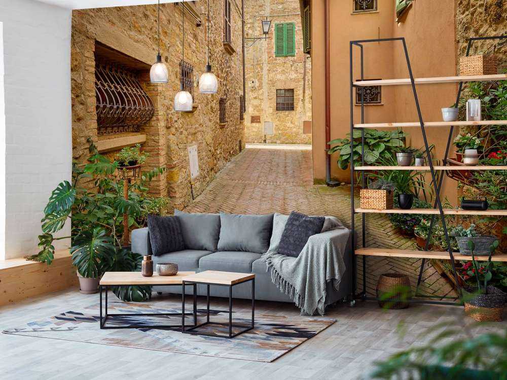 Straße mit Pflanzen und Blumen