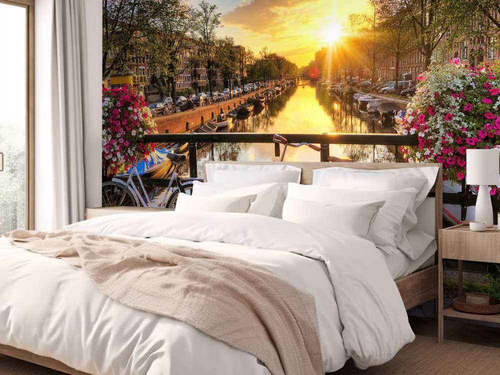 Fahrräder auf der Brücke mit Blumen