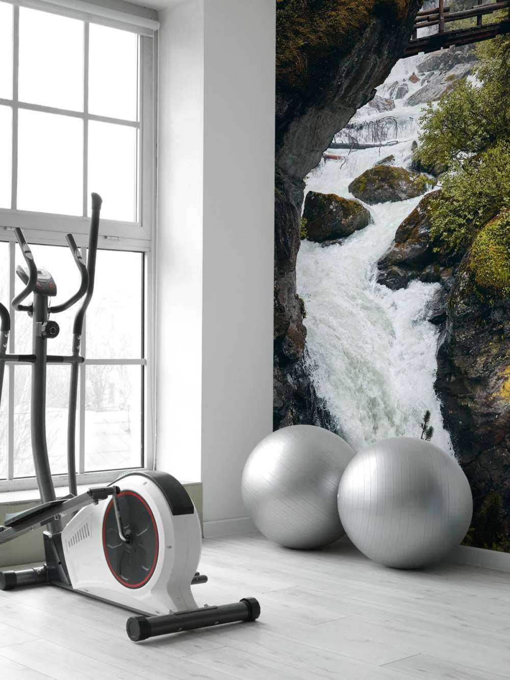 Brücke an einem Wasserfall