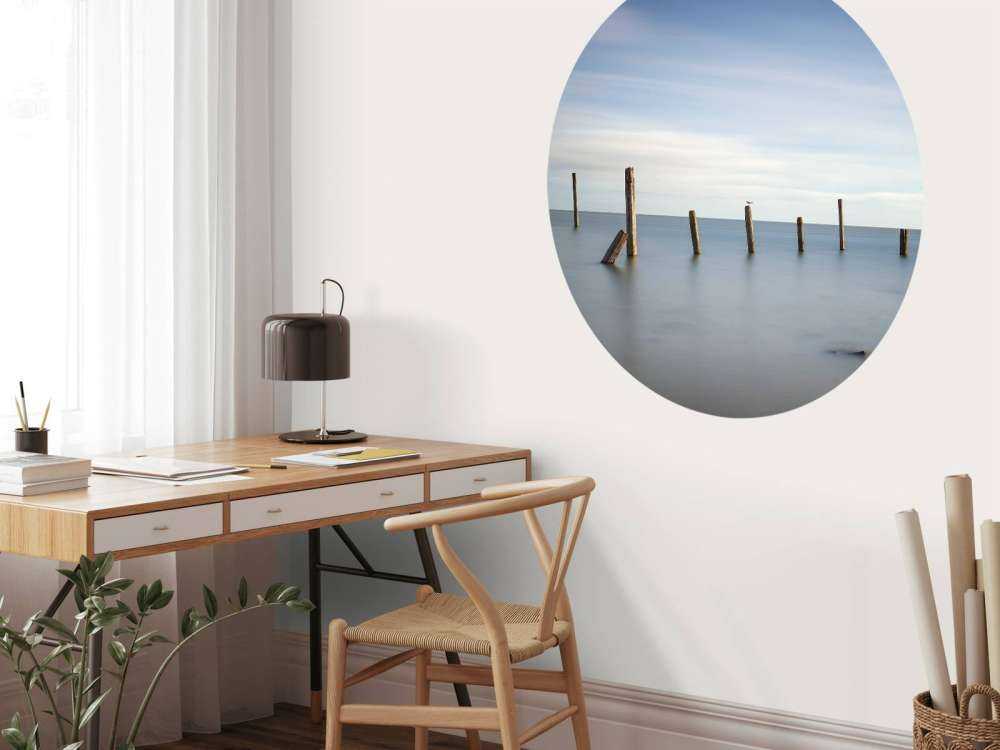Alte Holzpfähle im Meer
