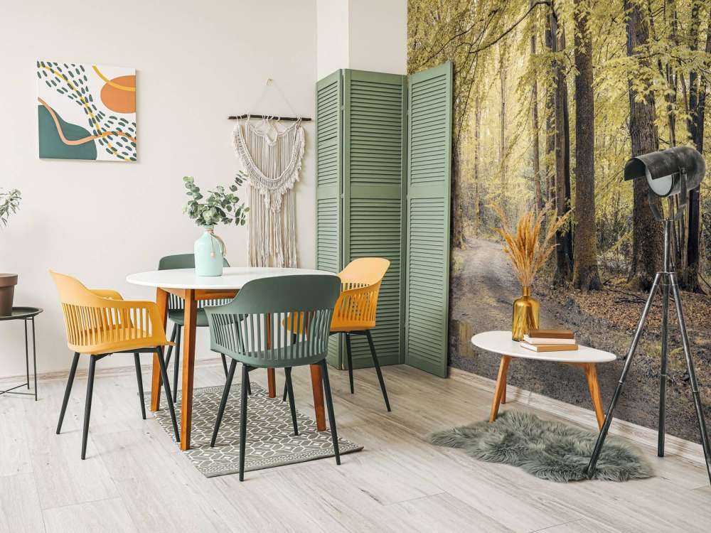 Pfad durch grünen Wald