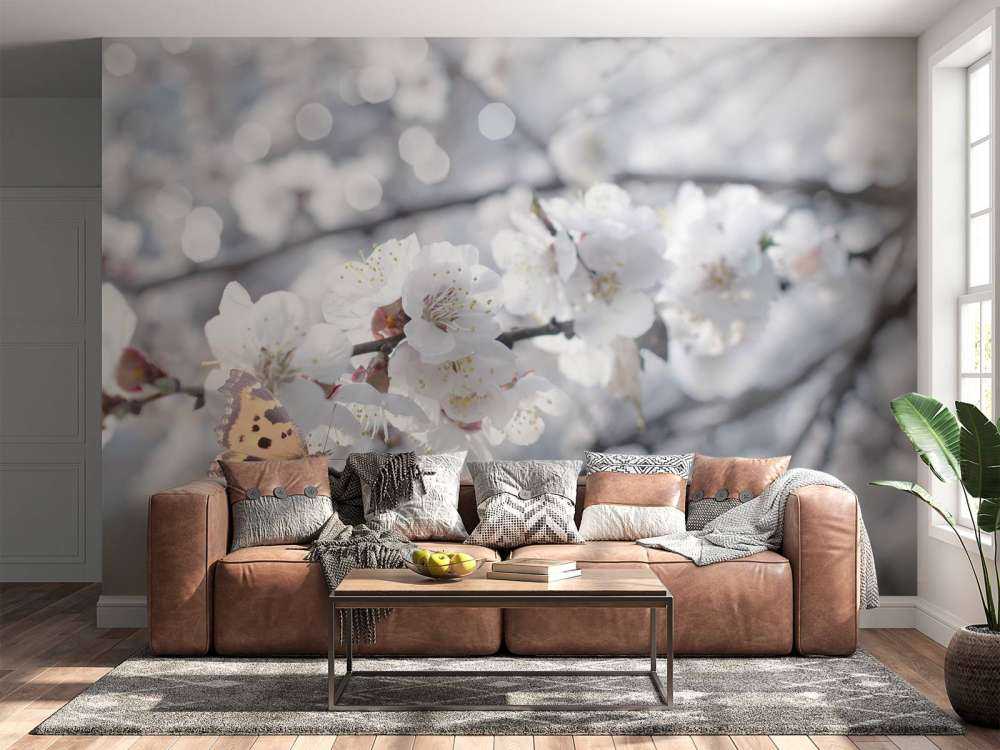 Schmetterling mit weißen Blüten