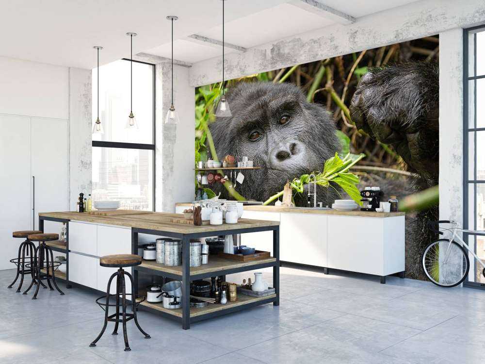 Gorilla zwischen den Ästen