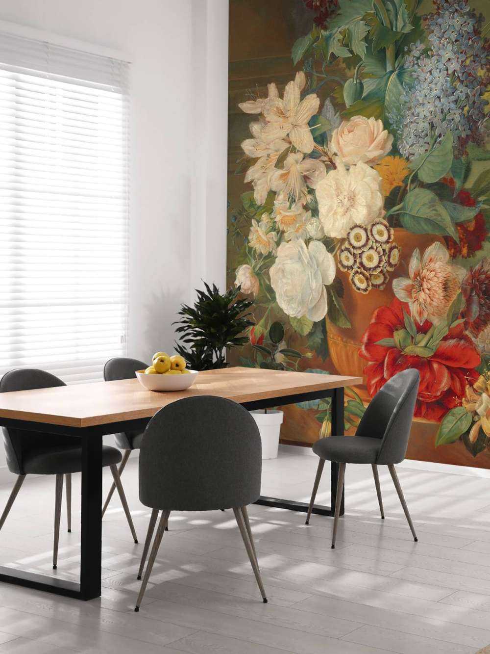 Blumen in einer Terrakotta-Vase