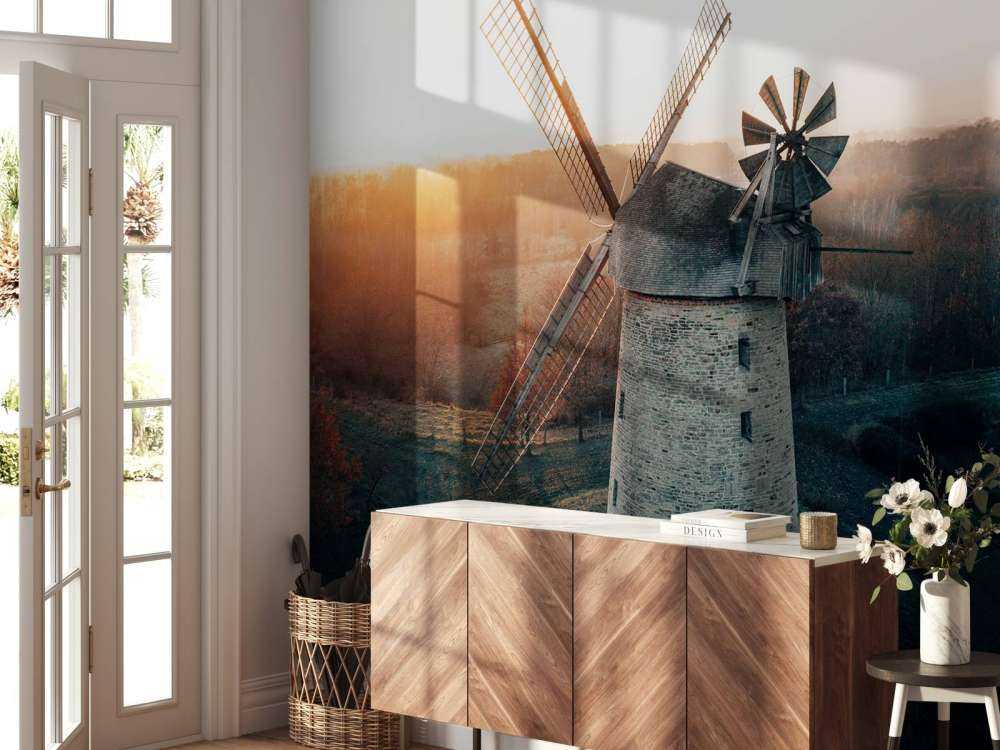 Windmühle in schönem Licht bei Sonnenuntergang