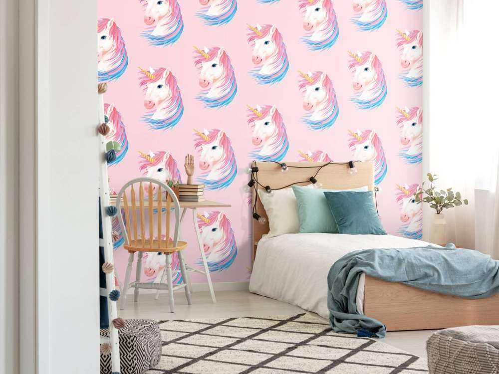 Weißes Einhorn mit goldenem Horn