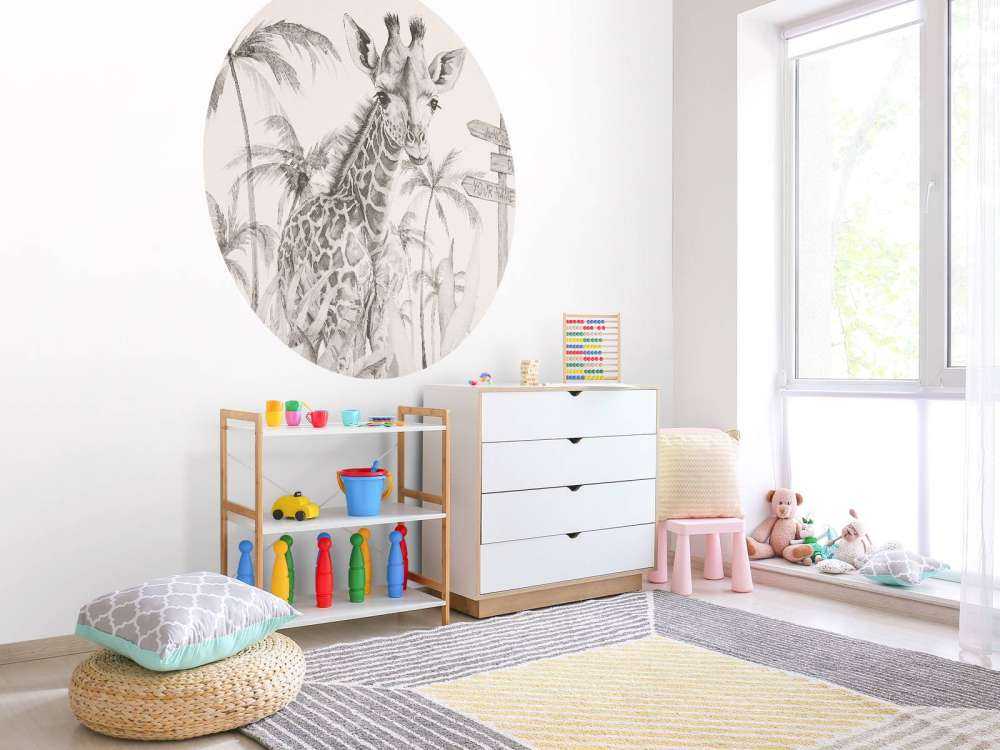 Baby Giraffe im Dschungel beige