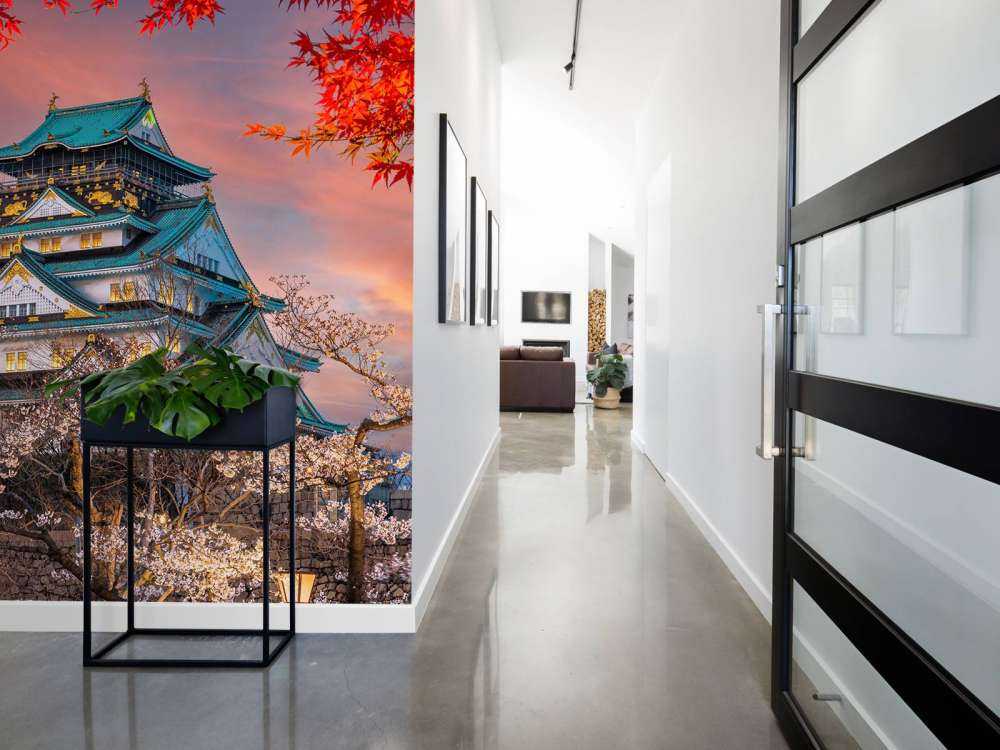 Die Burg von Osaka durch die Bäume