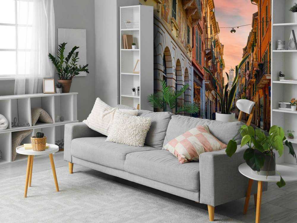 Einkaufsstraße bei Sonnenaufgang