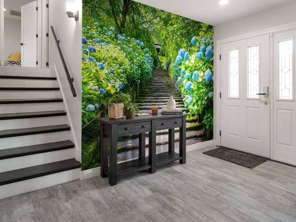 Treppe zwischen Hortensien