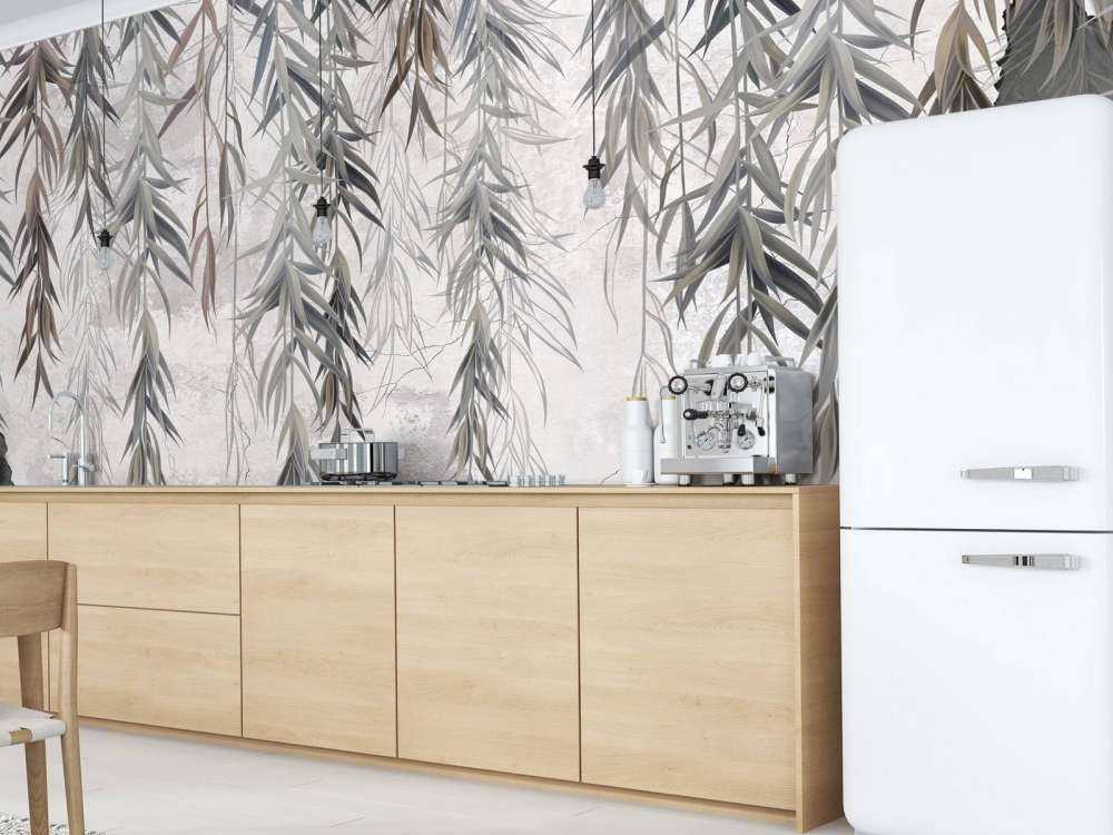 Hängende Äste über Beton