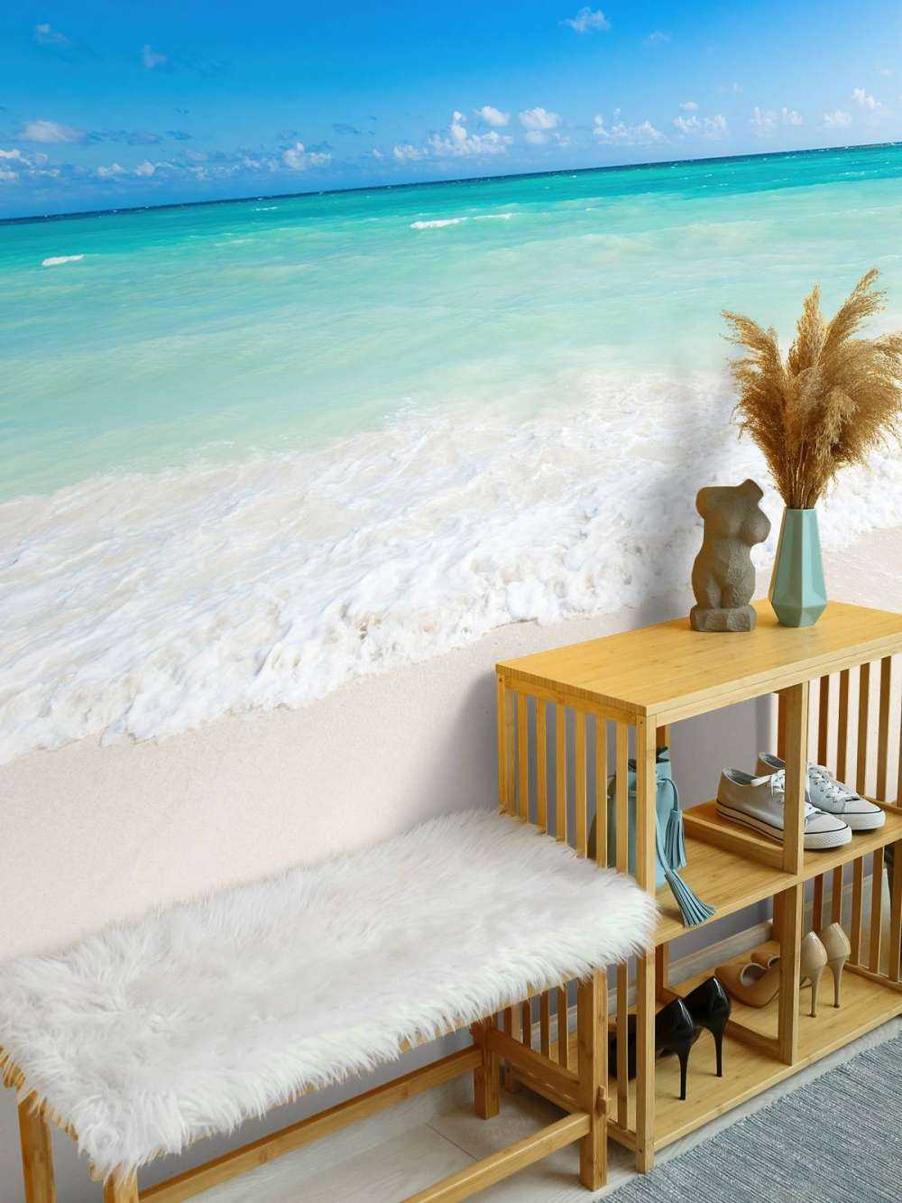 Weißer Strand mit Wellen