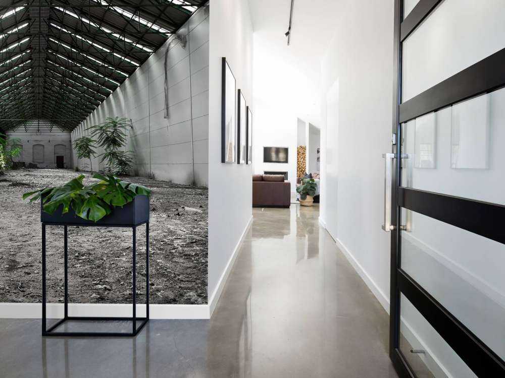 Industriehalle mit Pflanzen