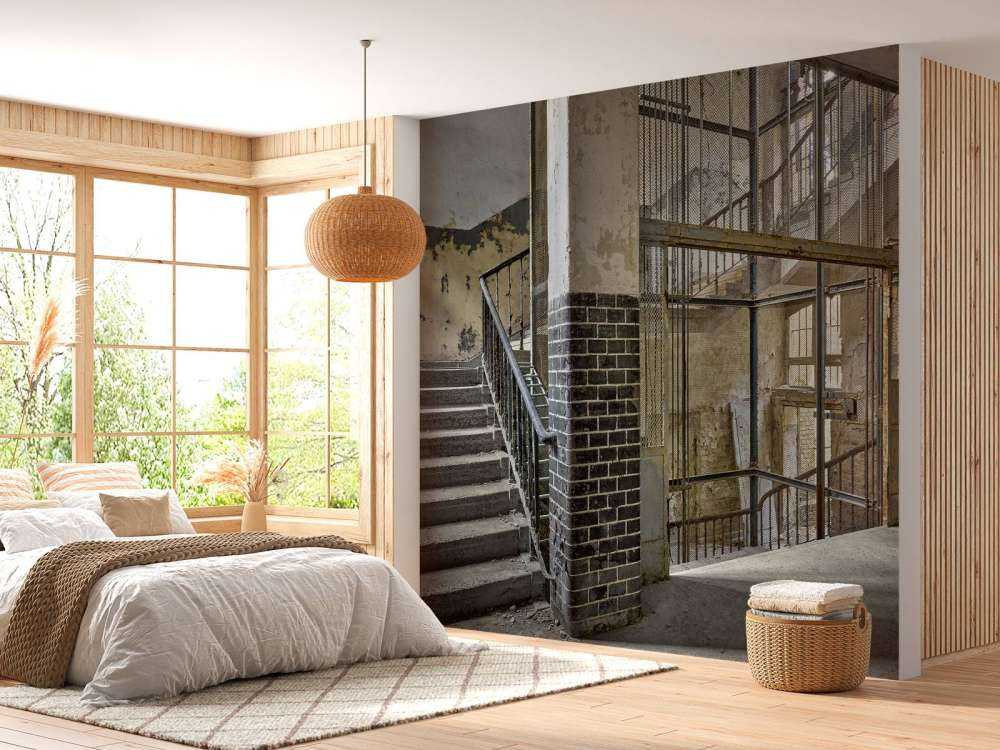 Alter Aufzugsschacht mit Treppe