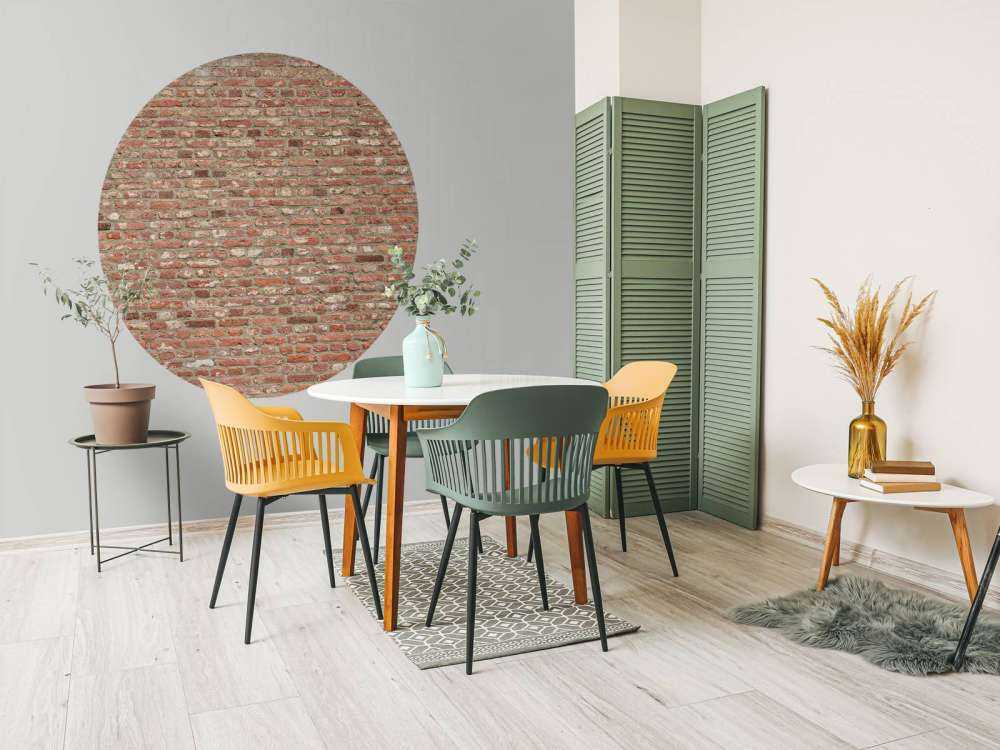 Mauer mit verschiedenfarbigen Ziegeln