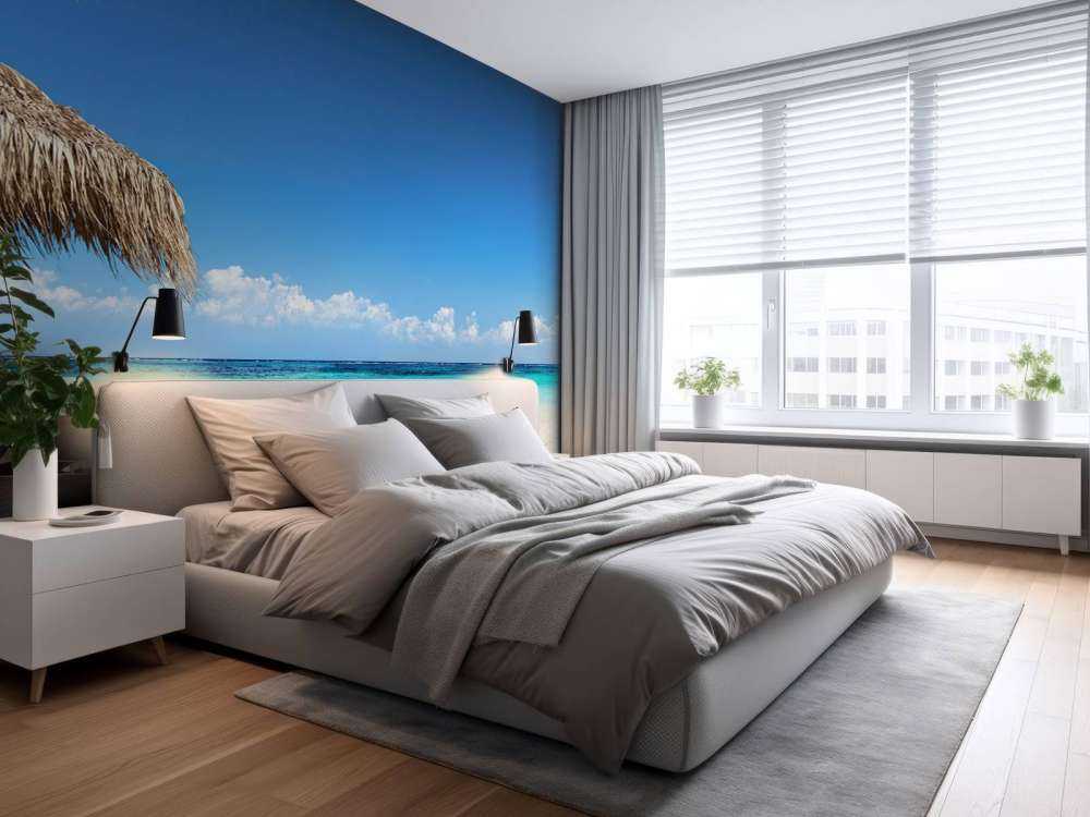 Stühle und Sonnenschirm am tropischen Strand