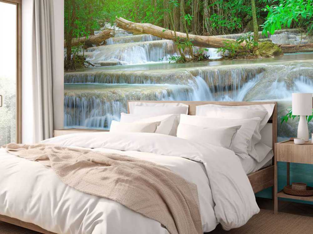 Breiter Wasserfall im Wald