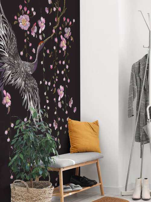 Kraniche mit rosa Blumen