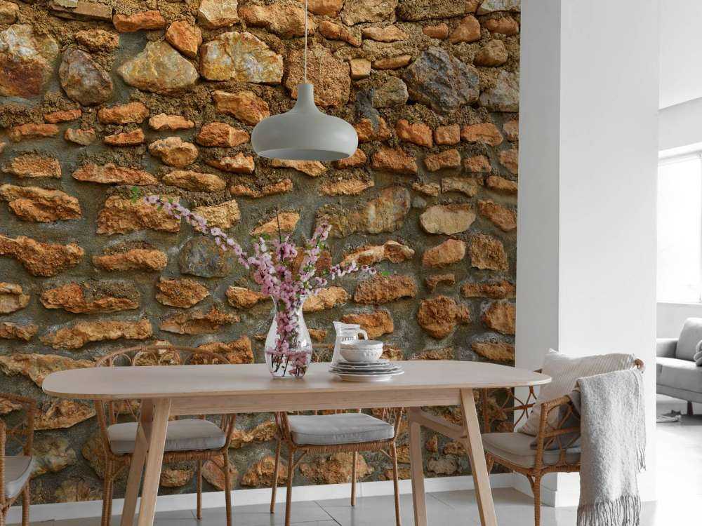 Große Wand mit Rohsteinen in verschiedenen Größen