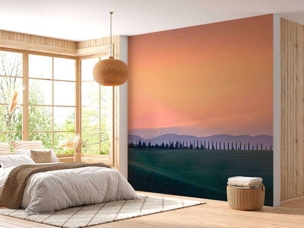 Italienische Landschaft mit orangefarbenem Himmel