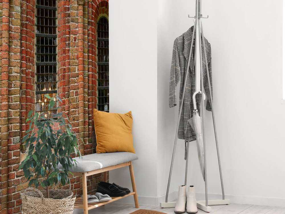 Backsteinmauer mit Bögen und Fenstern