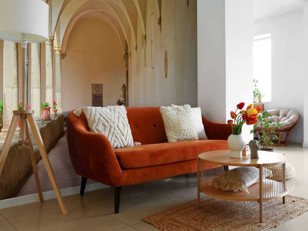 Innenhof mit Bögen und Pflanzen