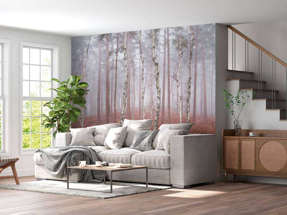 Verlassener nebliger Wald