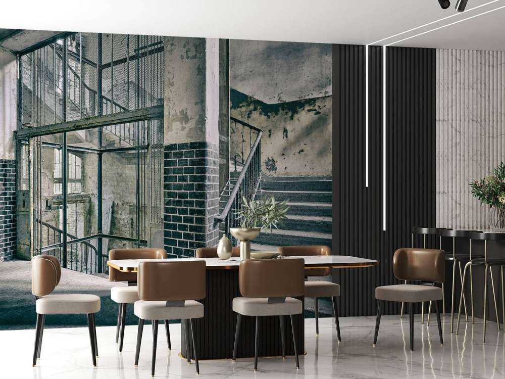 Alte Treppe und Aufzugsschacht