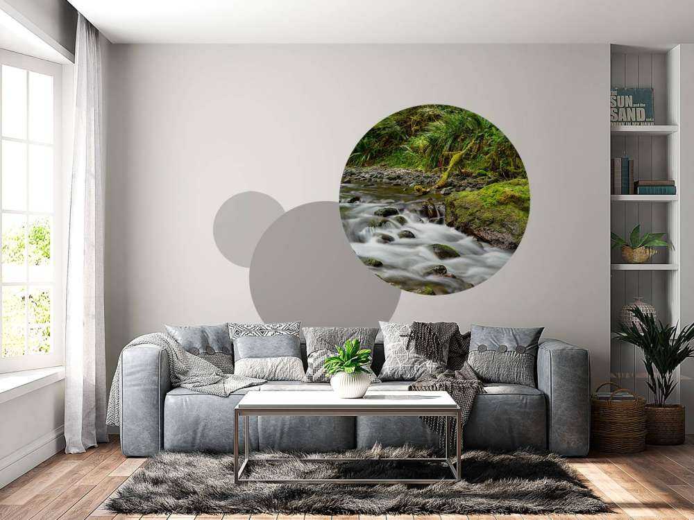 Grüner Felsen mit Fluss 