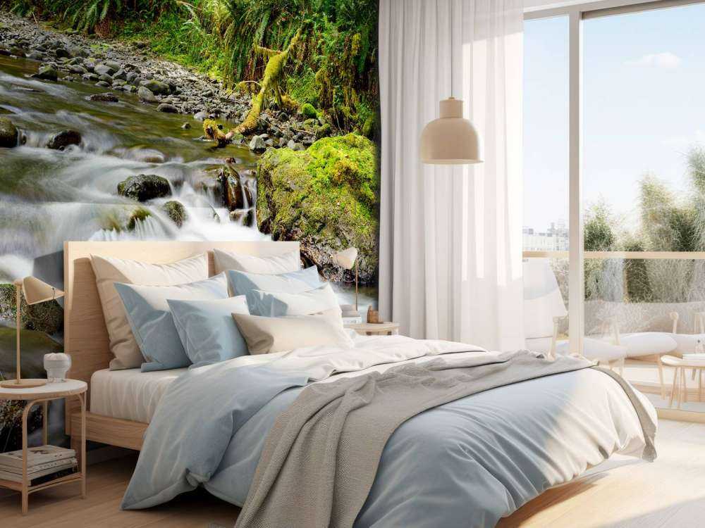 Grüner Felsen mit Fluss 