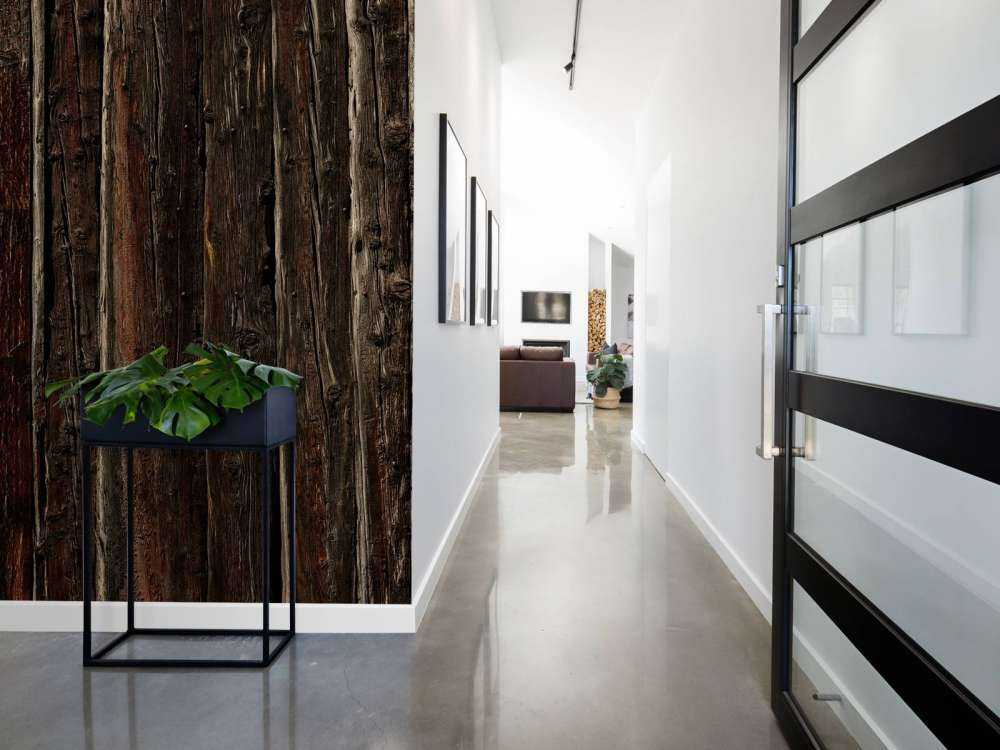 Raues Holz mit Nägeln