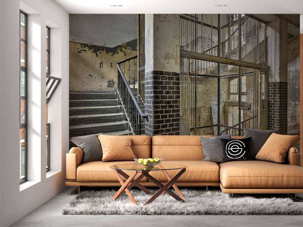 Alter Aufzugsschacht mit Treppe