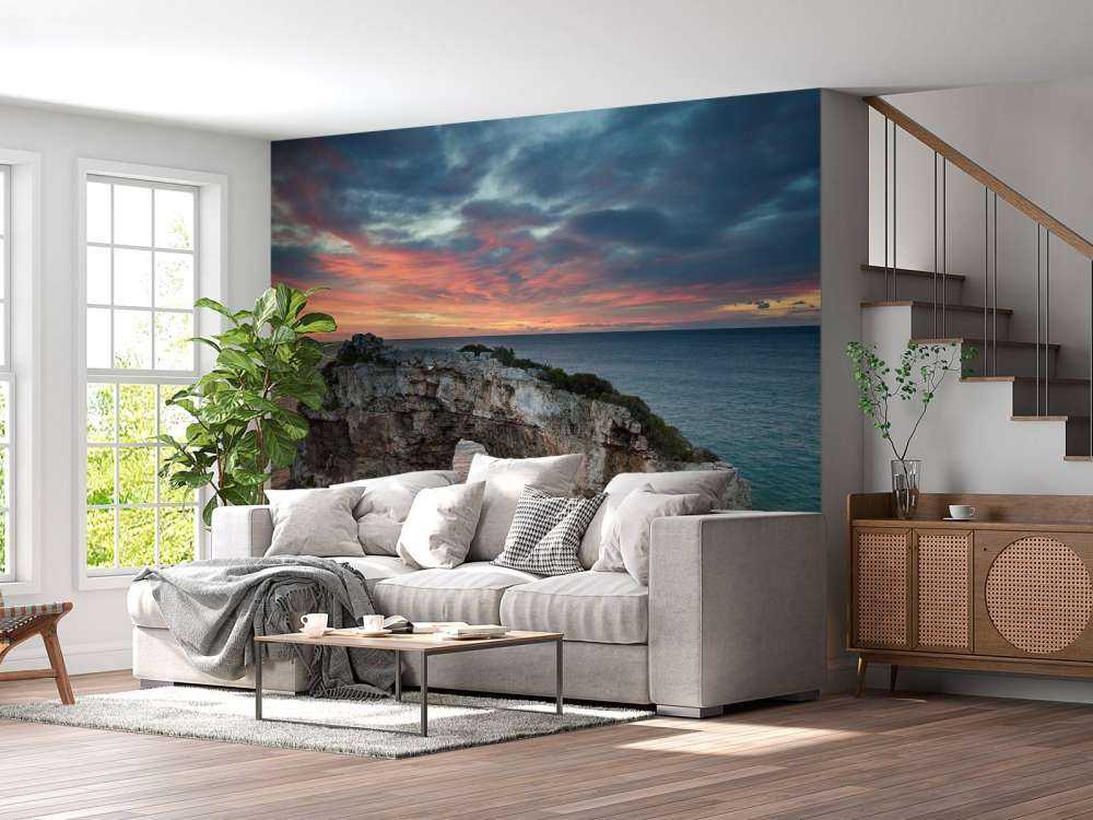 Gebogener Fels im Meer