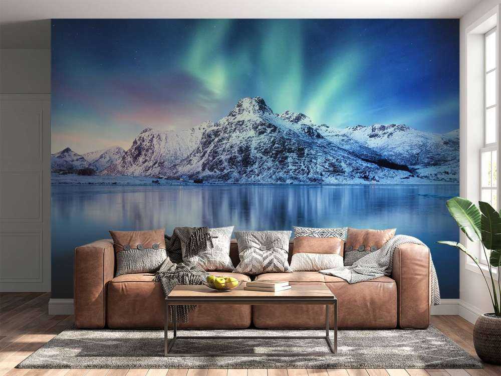 Nordlicht über einem zugefrorenen Ozean und Bergen