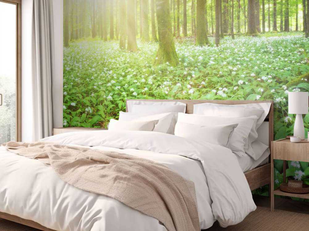 Wilder Wald mit Sonnenaufgang