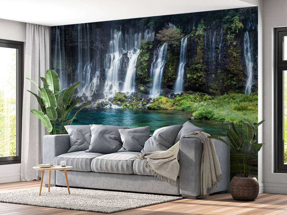Wasserfallpanorama mit türkisblauem Wasser
