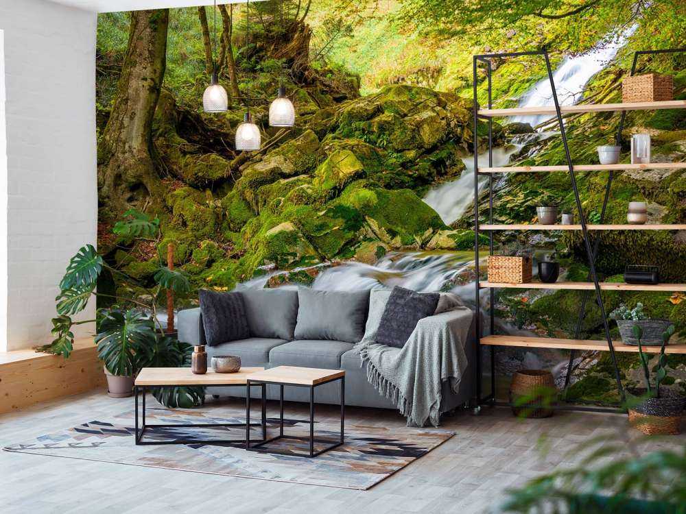 Wasserfall in der Mitte des Waldes