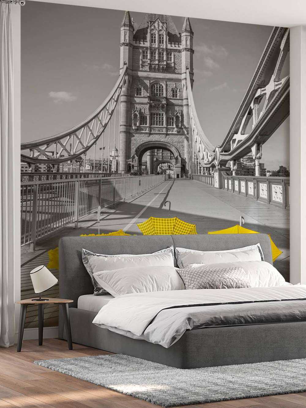 Gelbe Schirme auf der Tower Bridge